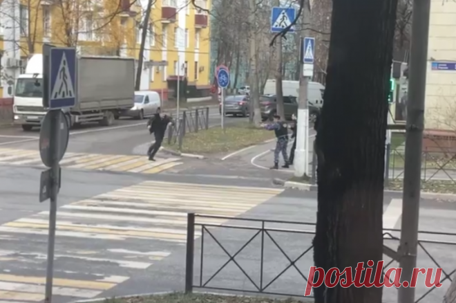 Задержанный с мачете в Люберцах заявил, что принял мать с ребенком за зомби. Мужчина пройдет тест на содержание наркотических веществ в крови.