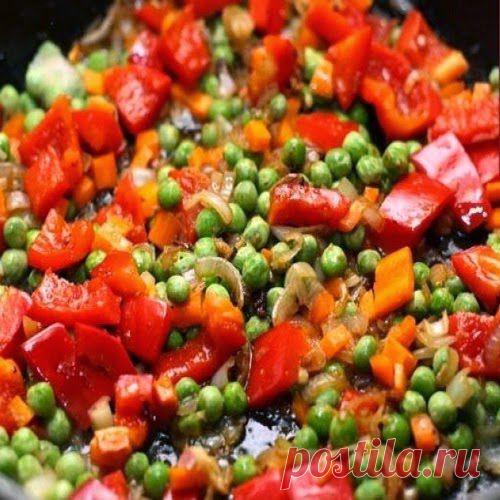 Горошек с овощами | Друг пенсионера
Препараты из гороха полезны при анемии и истощениях, старческих запорах и ряде других заболеваний внутренних органов.