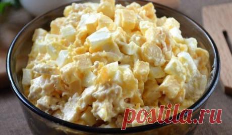 Салат с курицей, кукурузой, яйцами и сыром