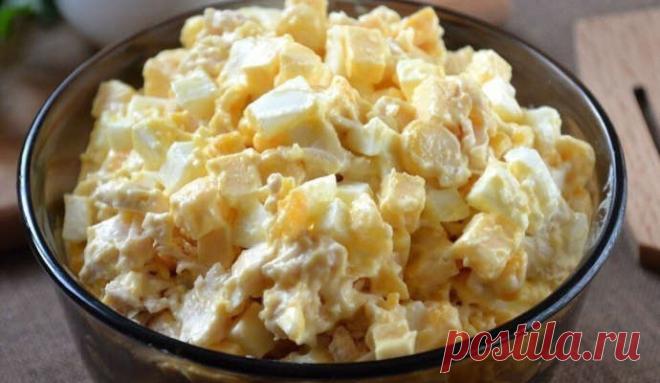 Салат с курицей, кукурузой, яйцами и сыром