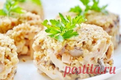 Высокобелковый салат с кальмарами и орехами

127.2 ккал/100 г 
Б/Ж/У: 13.7 / 7.5 / 2.4 

Ингредиенты:
500 гр. кальмаров (у меня получилось 3 штучки)
300 гр. свежих шампиньонов
2 вареных яйца
1 луковица (по желанию)
70 гр. грецких орехов
100 гр. твердого сыра
зубчик чеснока
натуральный йогурт
соль
зелень для украшения

Приготовление:
Кальмаров чистим от кожицы, закидываем в кипящую слегка подсоленную воду. Варим 3-4 минуты. Откидываем на дуршлаг.
Пока кальмары остывают, мел...
