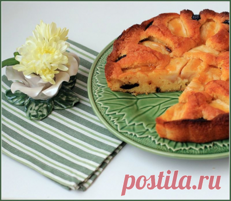 Бретонский пирог с яблоками и черносливом.