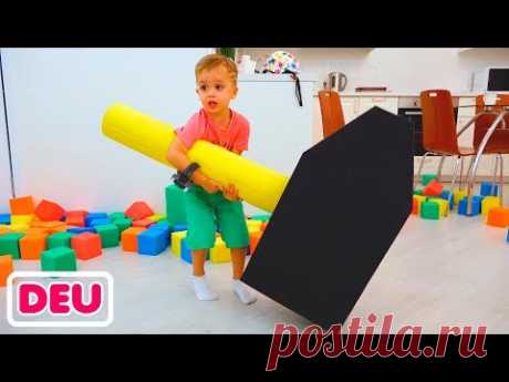 Nikita, Vlad und Mom Spielen Sie mit bunten Würfeln