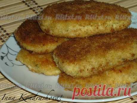 Пшённые котлеты с сыром

Пшённые котлеты с сыром - это блюдо из серии экономных, но это на его вкус не влияет. Попробуйте приготовить для разнообразия такие котлетки, надеюсь Вам понравится.  
Для приготовления пшенных котлет потребуется: 
1 ст. пшённой крупы; 
50-70 г твёрдого сыра; 
1 яйцо; 
свежий укроп; 
соль, перец; 
сухари панировочные 
подсолнечное масло для жарки. 

Отвариваем пшено до готовности в подсоленной воде, даём остыть. 
К пшёнке добавляем мелко нарезанный...