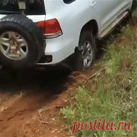 С этой штукой можно вытащить автомобиль из любой грязи С этой штукой можно вытащить автомобиль из любой грязи