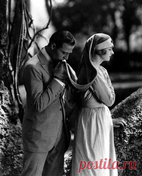 Рудольф Валентино (англ. Rudolph Valentino; 1895 — 1926) — американский киноактёр итальянского происхождения, идол эпохи немого кино.  "Четыре всадника Апокалипсиса" 1921 г.