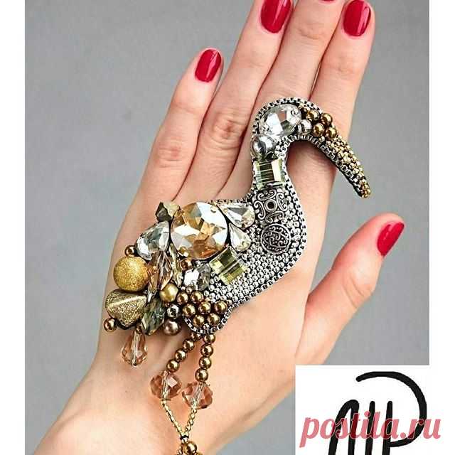 #mpaccessories #marinaprisyach #jewellery #Swarovski #brooch #bird #украшения #сваровски #брошь #птичка #цапля #аист #ручнаяработа #Москва #Питер #СПб 😍