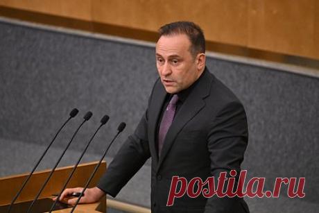 В Госдуме оценили уход поддержавшего Россию в УЕФА шведа со своего поста. Депутат Госдумы Дмитрий Свищев оценил то, что первый вице-президент Союза европейских футбольных ассоциаций (УЕФА) Карл-Эрик Нильссон, поддержавший допуск к турнирам юношеских сборных России, покинул пост главы Шведской национальной спортивной конфедерации. Депутат назвал решение удивительным.