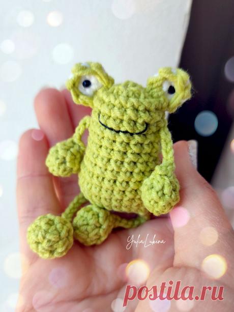 PDF Лягушонок крючком. FREE crochet pattern; Аmigurumi toy patterns. Амигуруми схемы и описания на русском. Вязаные игрушки и поделки своими руками #amimore - маленький лягушонок, лягушка.