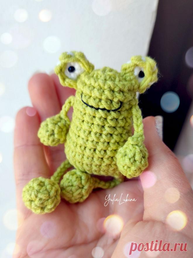 PDF Лягушонок крючком. FREE crochet pattern; Аmigurumi toy patterns. Амигуруми схемы и описания на русском. Вязаные игрушки и поделки своими руками #amimore - маленький лягушонок, лягушка.