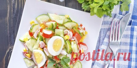 10 действительно вкусных салатов с крабовыми палочками Полная версия статьи. Сочетайте палочки с кукурузой, капустой, огурцами, помидорами, рисом, кальмарами, фасолью и не только. Помните: майонез для салатов легко сделать самостоятельно или заменить сметаной, натуральным йогуртом или другими соусами. 1. Салат с крабовыми палочками, кукурузой и яйцами. Ингредиенты. 3–4 яйца; 250 г крабовых палочек; 1 огурец — по желанию; 250 г консервированной кукурузы; соль — по вкусу; не...