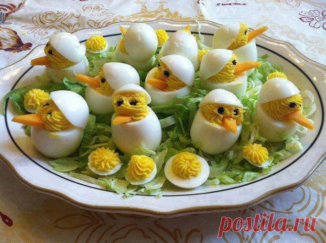 Хорошая хозяйка даже вареные яйца подаст красиво:)