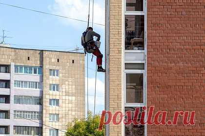 В Госдуме предложили ввести обязательное страхование капремонта на пять лет. Вице-спикер Госдумы Борис Чернышов предложил ввести обязательное страхование капитального ремонта на пять лет. Депутат направил на заключение правительства соответствующий законопроект, текст документа есть в распоряжении ТАСС. Чернышов отметил, что более 20 процентов работ по капремонту выполняются с нарушениями.