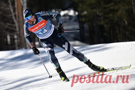 Устюгов упал во время скиатлона на чемпионате России по лыжным гонкам. Российский лыжник Сергей Устюгов допустил падение на последнем круге скиатлона на чемпионате России, который проходит в Тюмени. Спортсмен шел на втором месте, отставая от лидирующего Александра Большунова менее чем на секунду. На одном из поворотов Устюгов споткнулся и потерял равновесие.