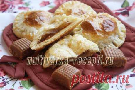 Быстрые пирожки из слоеного теста с ирисом