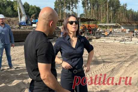 Журналист Репке предложил Бербок «направить пистолет» на Шольца. Ранее глава МИД Германии заявила о фатальном падении интереса к конфликту на Украине.