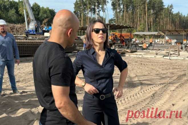 Журналист Репке предложил Бербок «направить пистолет» на Шольца. Ранее глава МИД Германии заявила о фатальном падении интереса к конфликту на Украине.