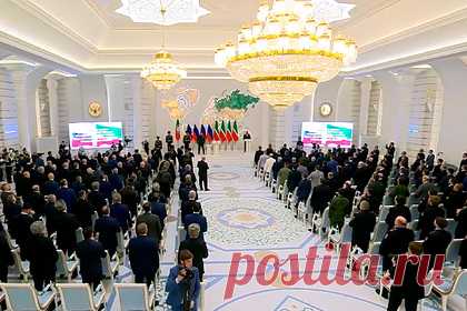 Карта мира на инаугурации Кадырова оказалась без Венгрии и Грузии. Инаугурация главы Чечни Рамзана Кадырова прошла в государственном дворце приемов в Грозном на фоне карты мира, на которой не указаны Венгрия и Грузия. На карте также заметна ошибка с указанием Каспийского и Черного морей — эти акватории обозначены как суша. Кадыров вступил в должность главы республики 5 октября.