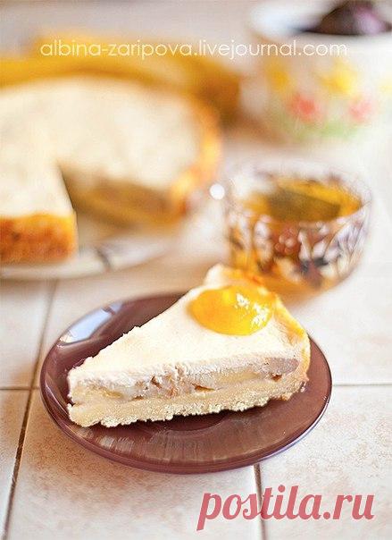 Тарт с карамелизироваными бананами и йогуртовым кремом

Ингредиенты:
Основа:
100г - творога
50г - масла сливочного
1ст. - муки кукурузной
1 ст.л. – сахара
щепотка соли

Начинка:
2 банана
20г сливочного масла
2 ст.л. сахара
400мл йогурта(без добавок)
2 яйца
1 ч.л. муки кукурузной
_____________________
Стакан – 200мл
Столовые и чайные ложки – без горки
Форма - 20см

Приготовление:
Смешать в миске творог с сахаром, солью и размягченным сливочным маслом.
Добавить кукурузную му...