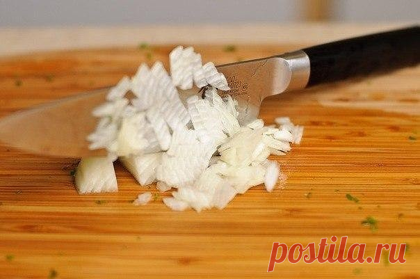 18 вариантов применения лука, о которых мало кто знает 

Лук — не самый популярный в быту овощ. В кулинарии — да, а вот в других сферах жизни его не жалуют. И напрасно. Лук можно использовать и в хозяйстве, и в лечении, и даже в косметологии! 

1. Спасет подгоревший рис 

Есть небольшая хитрость, которая поможет спасти подгоревший рис: поместите в контейнер с кашей половинку головки лука и оставьте на пару часов. Лук вберёт в себя весь запах гари. 

2. Начистит до блеска с...
