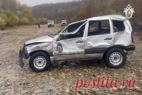 В России водителя упавшего в реку автомобиля приговорили к 10 годам колонии. Суд в Адыгее приговорил к десяти годам колонии общего режима водителя автомобиля, упавшего вместе с людьми в реку. В момент происшествия мужчина был пьян. В результате случившегося двое пассажиров — женщина и ее малолетний ребенок — утонули. Это произошло 13 ноября 2023 года в станице Ханской.