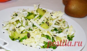 Полезный салат за 15 минут: с киви и пекинской капустой.