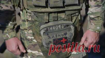 «Сохранить жизнь и здоровье бойца»: разработчик — о современных российских армейских аптечках и новом гемостатике. В феврале 2024 года в России планируется зарегистрировать новый гелевый гемостатик, способный быстро останавливать массивное кровотечение. Об этом в интервью RT сообщил генеральный директор научно-производственной компании «Трансмедтех» Сергей Руднев. По его словам, гемостатик, полностью изготовленный из российского сырья, по своим качественным характеристикам превосходит западные…