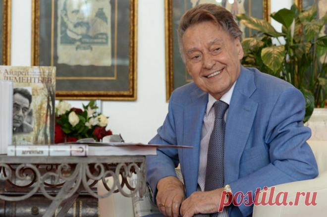 Всё начинается с любви. Презентация проекта к юбилею Андрея Дементьева. В среду, 18 октября, в 15:00 (Мск) в пресс-центре «Аргументы и факты» состоится презентация культурно-просветительского проекта «Всё начинается с любви», реализуемого издательским домом при поддержке Президентского фонда культурных инициатив.