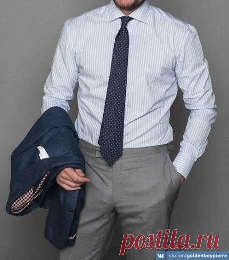 Может ли мужчина позволить себе обойтись вовсе без ремня? Ответ -  да. В идеале это должны быть брюки без шлевок. Они должны быть сшиты точно по фигуре и держаться на бедрах сами по себе. Либо иметь регулируемые боковые вставки. Такой вариант встречается в основном в дорогих готовых костюмах, однако об этом можно попросить портного, если вам шьют брюки на заказ. / Модное Настроение