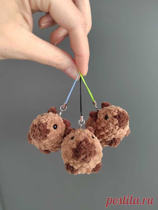 PDF Капибара брелок крючком. FREE crochet pattern; Аmigurumi toy patterns. Амигуруми схемы и описания на русском. Вязаные игрушки и поделки своими руками #amimore - маленький капибара из плюшевой пряжи, плюшевый брелок в виде капибары, милые зверята.