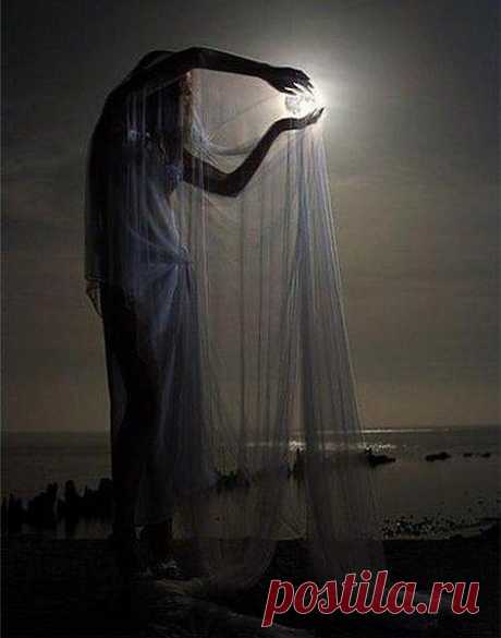 Добро и зло враждуют мир в огне,А что же Небо? Небо в стороне.Проклятия и яростные гимны.,не долетают к синей вышине. ( Омар Хаям)