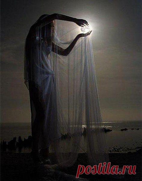 Добро и зло враждуют мир в огне,А что же Небо? Небо в стороне.Проклятия и яростные гимны.,не долетают к синей вышине. ( Омар Хаям)