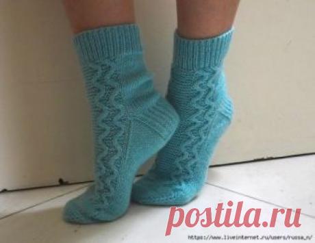 ​​Вяжем носочки.
Размер 
Обхват стопы 7.5 (8.5, 9.5)” или 18 (20.5, 23) см 
Показано в размере 8.5” 
Носки связаны чулочными спицами № 2,25 мм. Пряжа 75% шерсть; 25% нейлон = 211 м/ 50 гр. 
Образец: 30 петель/ 38 рядов = 10см. 
Носки вязать сверху вниз. 
Резинка 1х1. Задняя часть носка - лицевая гладь; передняя часть - чулочная гладь. 
По бокам рельефный волнистый узор - вязать по схеме. 
Пятка прямая, мысок ленточный - связаны по общим правилам вязания носков. 
Манжет 
На...