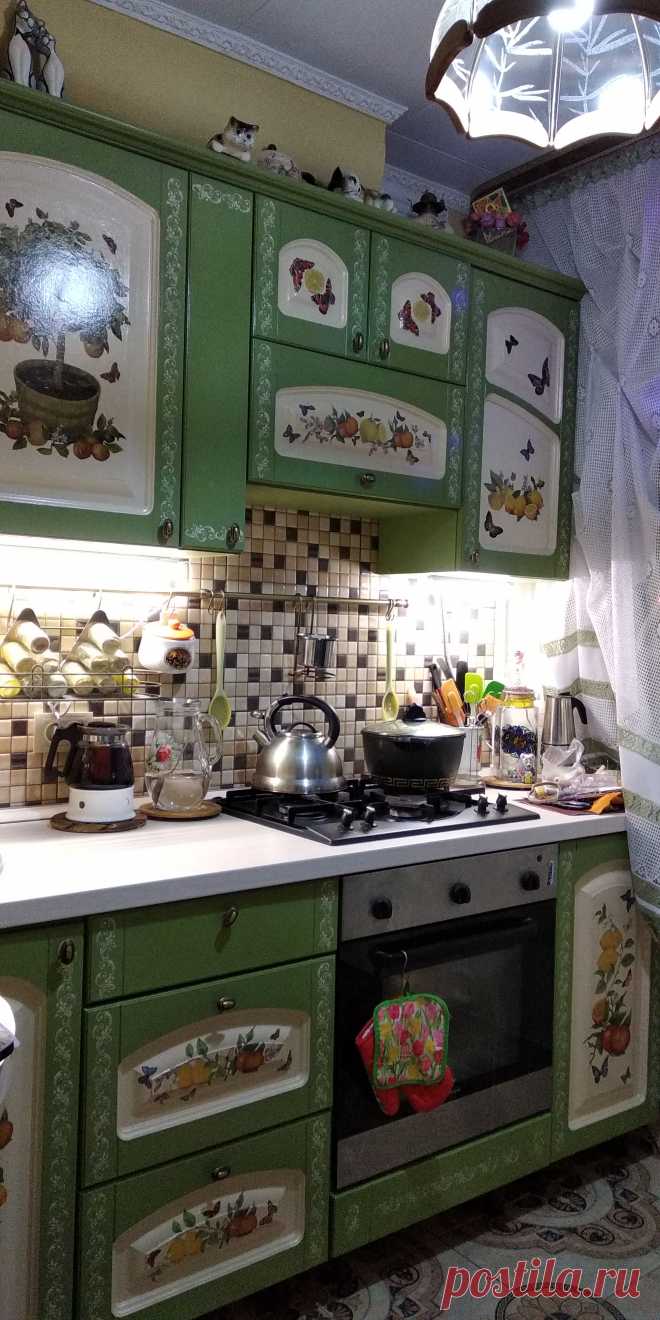 Мебель кухни пришла в негодность. Отслоилась пленка на фасаде. Покупать дорого... пришлось немного похимичить :-))   Для сравнения выложила двери фасада до и после преображения. Для декупажа использовала распечатки на принтере.Это очень удобно на. Размер 
 одного и того же рисунка можно сделать разным.