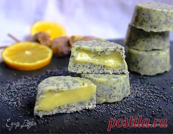 Маковые конфеты с лимонным курдом. Ингредиенты: сливки жирные, лимоны, сахар В последнее время еще немного экспериментирую с домашними конфетами. В этих я использовала одно из любимых сочетаний "мак-лимон". Получились довольно необычные и вкусные конфеты с мягким центром и приятной кислинкой, очень подходящей к сладости белого шоколада. Для таких конфет формы лучше брать силиконовые и достаточно крупные, так как стенки мы будем делать плотными и начинки класть мн...