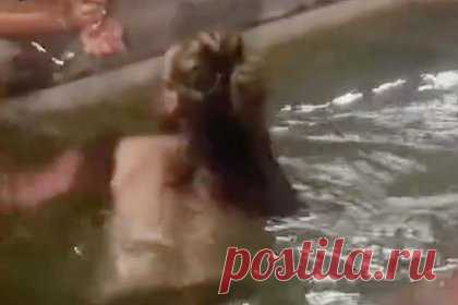 Туристка искупалась топлес в фонтане в Европе и попала на видео
