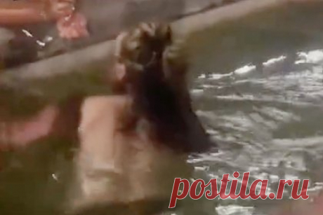 Туристка искупалась топлес в фонтане в Европе и попала на видео