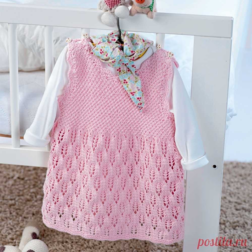 Нежный сарафан для девочки РАЗМЕРЫ 50/56 (62/68) 74/80  ВАМ ПОТРЕБУЕТСЯ Пряжа (100% хлопка; 180 м/50 г) — 100 (100) 150 г розовой; спицы №3; крючок №3; 4 маленькие пуговицы.  ПЛАТОЧНАЯ ВЯЗКА Узор для планки, спицы №3: лицевые и изнаночные ряды — лицевые петли.