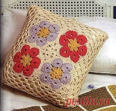 Подушка диванная вязаная крючком из мотивов