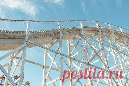 18-летний студент впал в кому на американских горках в Москве. Восемнадцатилетний студент колледжа впал в кому на американских горках в парке развлечений «Остров мечты» в Москве. По словам матери, во время катания юноша проглотил язык. После остановки американских горок сотрудники «Острова мечты» попытались самостоятельно его реанимировать.