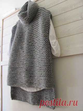 СТИЛЬНАЯ БЕЗРУКАВКА от Cecilia . #описания #вяжем #спицами #женская_одежда@norka_homyachka 
Очень стильная безрукавка, при этом совершенно простая в работе. 
Вся прелесть этой модели в простоте - три прямоугольника ,связанные обычной платочной вязкой, ­сшиты между собой.
https://vk.com/album-89131472_212488376
