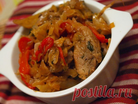 Свинина, тушеная с капустой и яблоками.