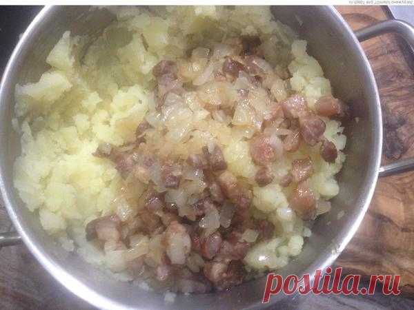 Картошка с зажаркой из бекона и лука