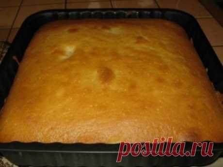 Воздушный и безумно вкусный пирог на скорую руку
Пирог с вареньем на скорую руку 
Ингредиенты 
3 яйца 
200 мл молока 
90 мл растительного масла 
400 г муки 
200 г сахара 
1,5–2 ч. л. разрыхлителя 
0,5 ч. л. соли 
1–1,5 ст. густого варенья или джема 
Приготовление 
1 Охлажденные яйца посоли и взбивай до пышности, понемногу подсыпая сахар. 
2 Продолжая взбивать, влей растительное масло, а затем молоко. 
3 Порциями всыпь просеянную муку и разрыхлитель. Разбей все комки. Тесто должно получиться о