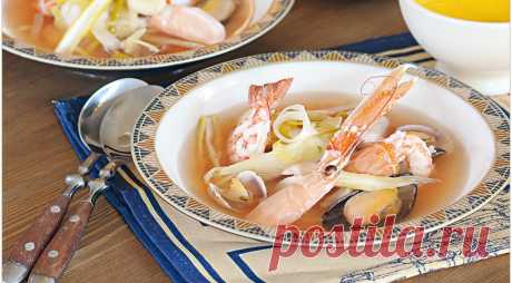 Это великий суп, что уж говорить. Сколько по берегам Средиземного моря супов с морепродуктами и рыбой, помидорами и шафраном – но bouillabaisse прославился больше всех. Его истоки теряются в глубинах истории. В Марселе – городе, считающемся родиной современной версии, буйабес редко варят на компанию меньше чем из десяти человек. Чем больше рыбаков соберется, тем больше разной рыбы в него положат и тем вкуснее и наваристее он будет…