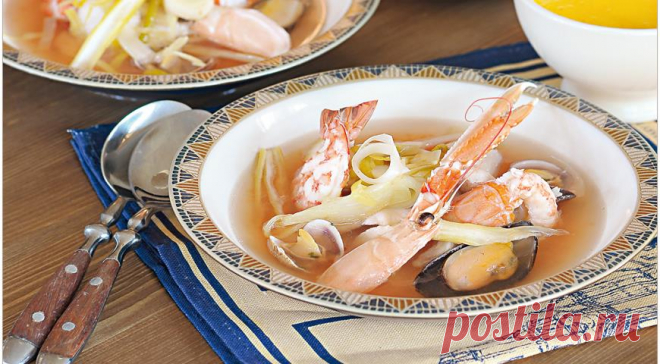 Это великий суп, что уж говорить. Сколько по берегам Средиземного моря супов с морепродуктами и рыбой, помидорами и шафраном – но bouillabaisse прославился больше всех. Его истоки теряются в глубинах истории. В Марселе – городе, считающемся родиной современной версии, буйабес редко варят на компанию меньше чем из десяти человек. Чем больше рыбаков соберется, тем больше разной рыбы в него положат и тем вкуснее и наваристее он будет…