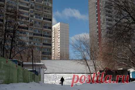 Ценам на один тип жилья в России предрекли снижение. В январе-феврале 2024 года цены на вторичное жилье в России могут снизиться. Такую динамику предрек ипотечный брокер, эксперт по недвижимости Дмитрий Ракута. По его словам, сделок в этом сегменте станет гораздо меньше, а потребность в продаже объектов сохранится в любом случае.