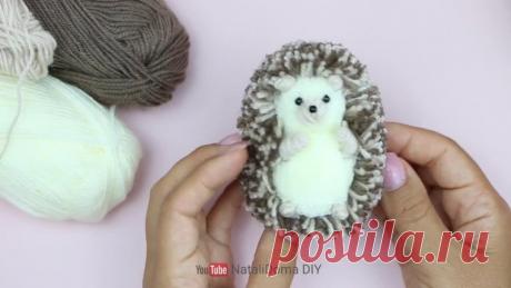 Как сделать милого Ежика из пряжи. Такой Ежик из помпонов станет отличной идеей поделки для детей.