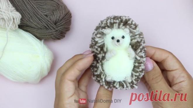 Как сделать милого Ежика из пряжи. Такой Ежик из помпонов станет отличной идеей поделки для детей.