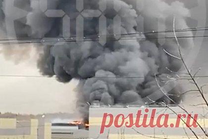 Мощный пожар вспыхнул на складе в Подмосковье и попал на видео. В подмосковном Ногинске на складе технопарка «Успенский» вспыхнул мощный пожар. Очевидцам удалось снять огромный столб дыма от пожара на видео, кадры публикует Telegram-канал SHOT. Загорелось здание на 58 километре Горьковского шоссе. По данным издания, площадь пожара составляет уже более пяти тысяч квадратных метров.